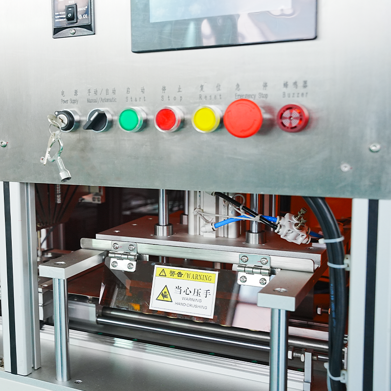 Macchina completamente automatica per il caricamento e l'alimentazione di pentole in alluminio cosmetico