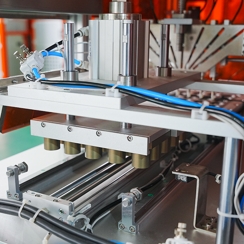 Macchina completamente automatica per il caricamento e l'alimentazione di pentole in alluminio cosmetico
